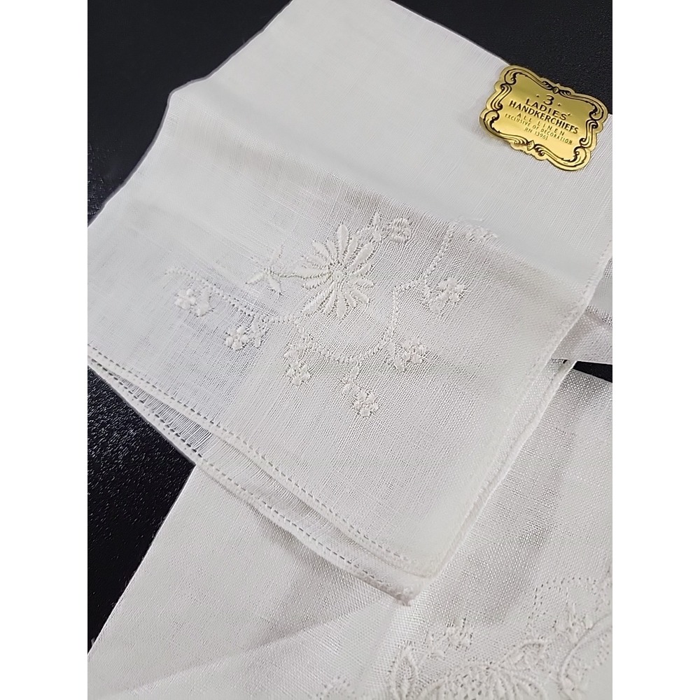 Vintage Dainty White Linen Hankie with Lace Trim Wedding Set Of 3 - Picture 2 of 8